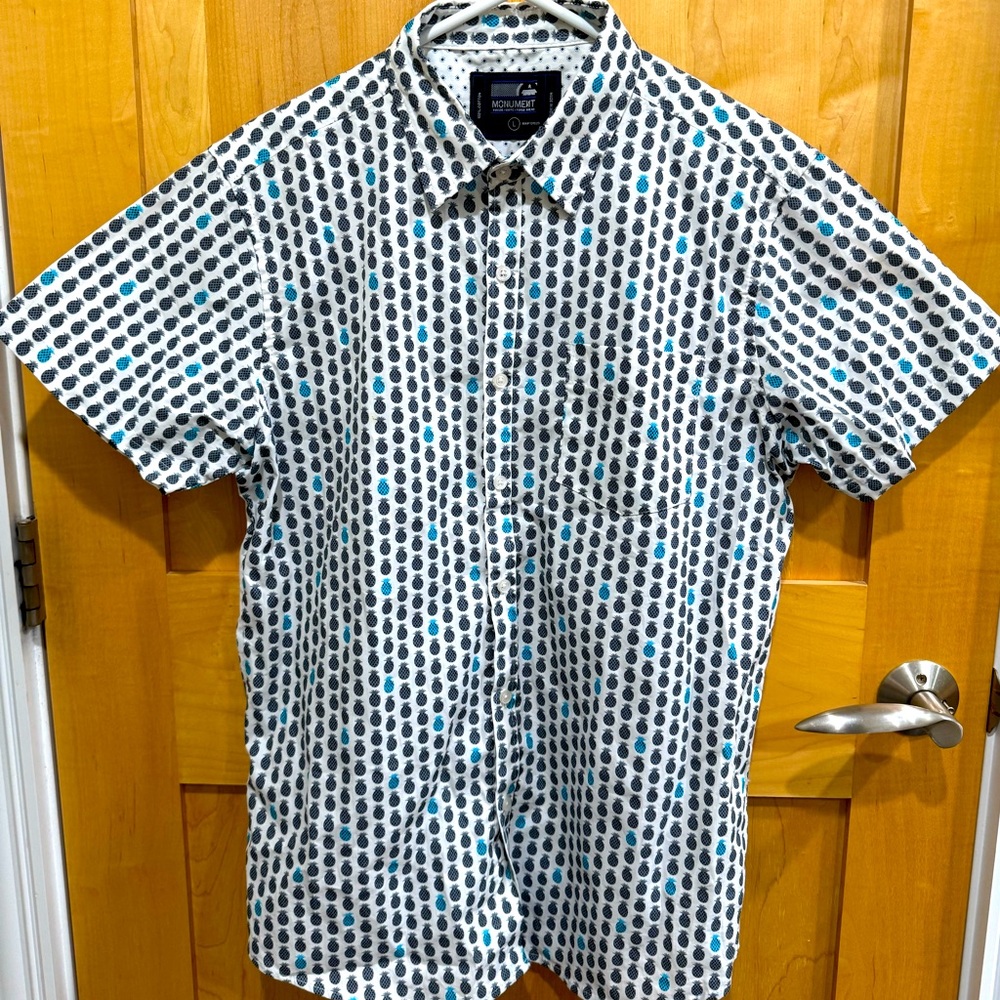 Men’s Monument (pineapple) short sleeve button up shirt. Size Large